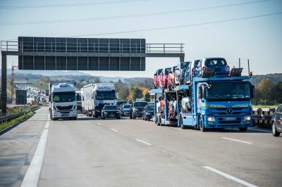 Weilheim: Auffahrunfall auf der A8 zwischen Gefahrgutlaster und Autotransport sorgt fuer Verkehrschaos